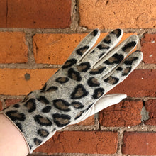 Load image into Gallery viewer, Gloves: Snow Leopard