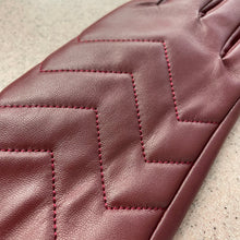 Load image into Gallery viewer, Gloves: Classic Chevron