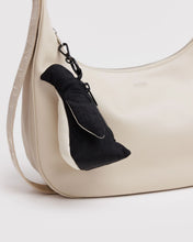 Load image into Gallery viewer, Baggu: Penguin Charm
