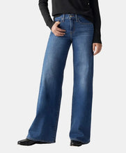 Load image into Gallery viewer, LEVI'S: 318 Shaping Wide Leg
