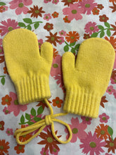 Load image into Gallery viewer, Kiddo Mittens on a String
